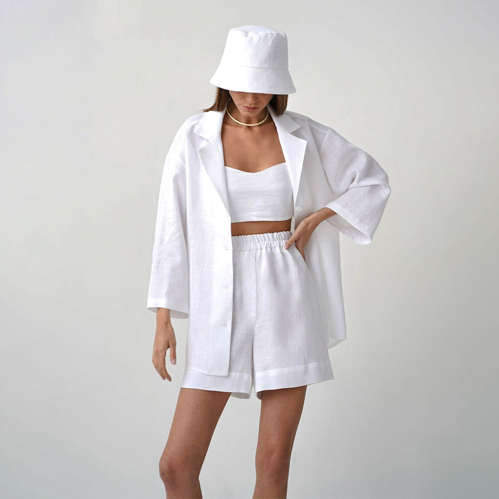 סט חולצה מכופרת ומכנסיים קצרים