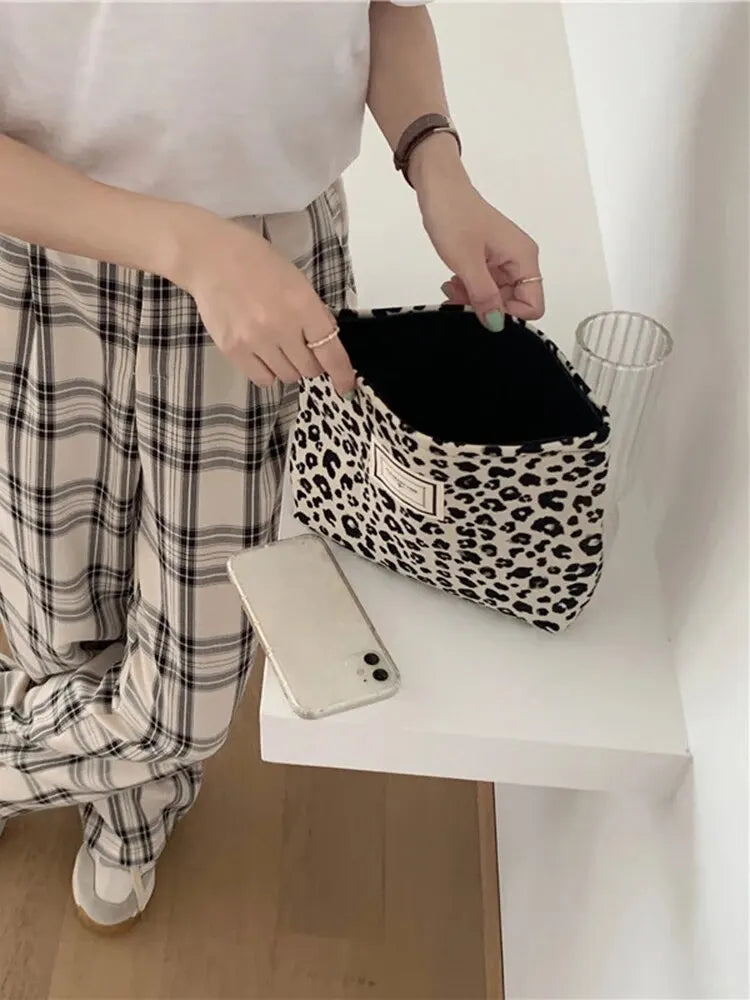 תיק איפור - שיר