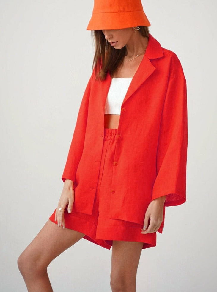 סט חולצה מכופרת ומכנסיים קצרים