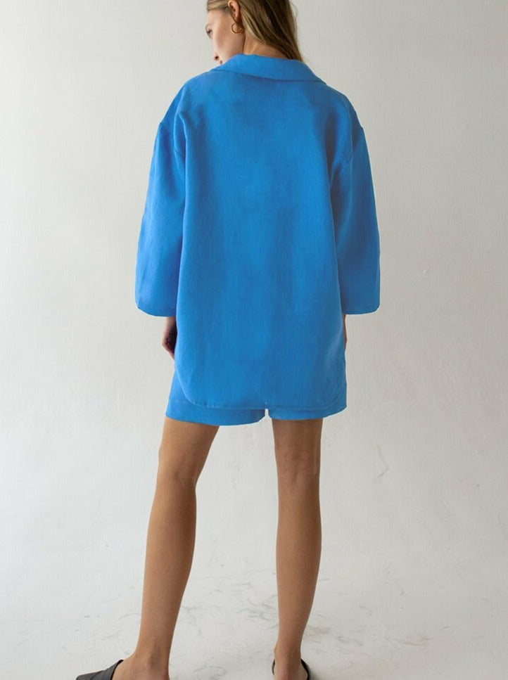 סט חולצה מכופרת ומכנסיים קצרים