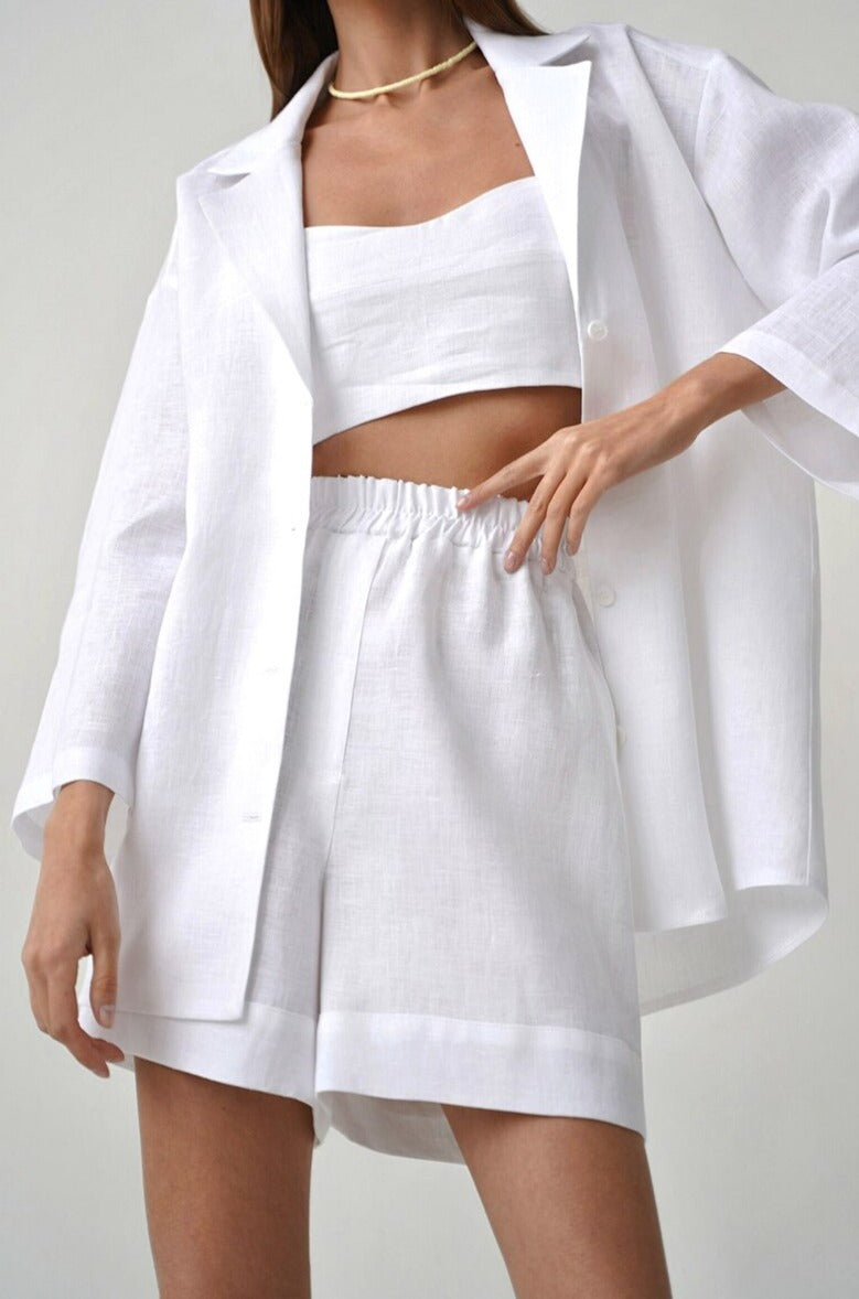 סט חולצה מכופרת ומכנסיים קצרים