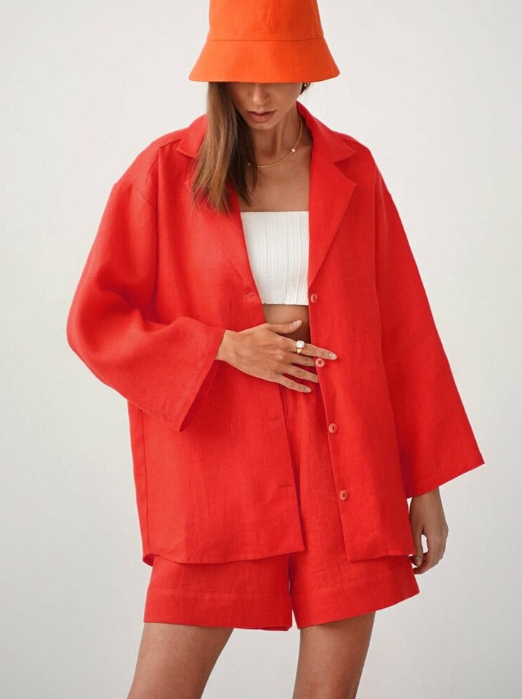 סט חולצה מכופרת ומכנסיים קצרים