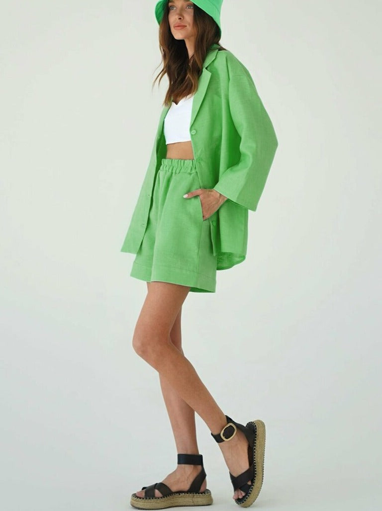 סט חולצה מכופרת ומכנסיים קצרים