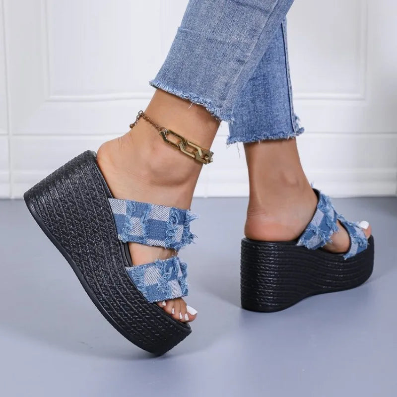 סנדלי פלטפורמה- טאי