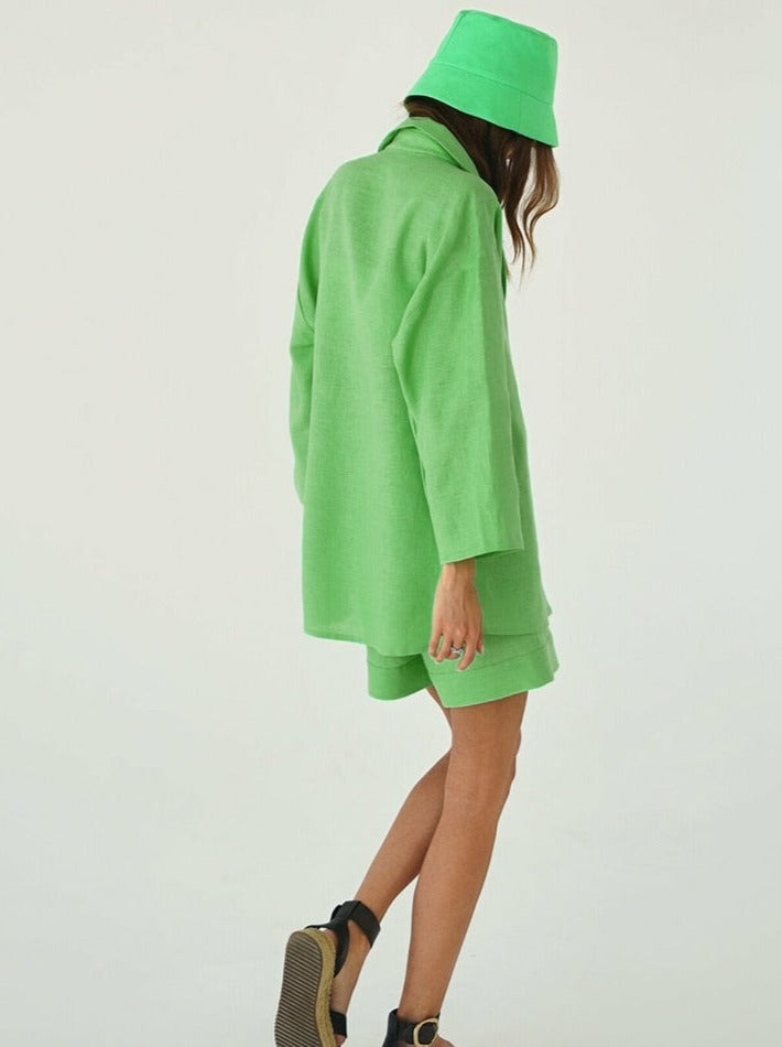 סט חולצה מכופרת ומכנסיים קצרים