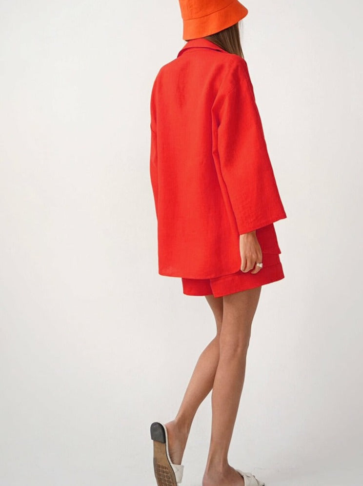 סט חולצה מכופרת ומכנסיים קצרים