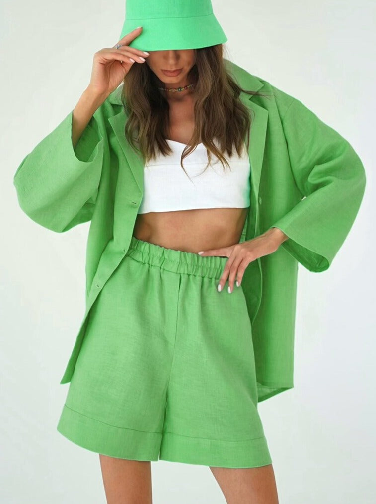 סט חולצה מכופרת ומכנסיים קצרים