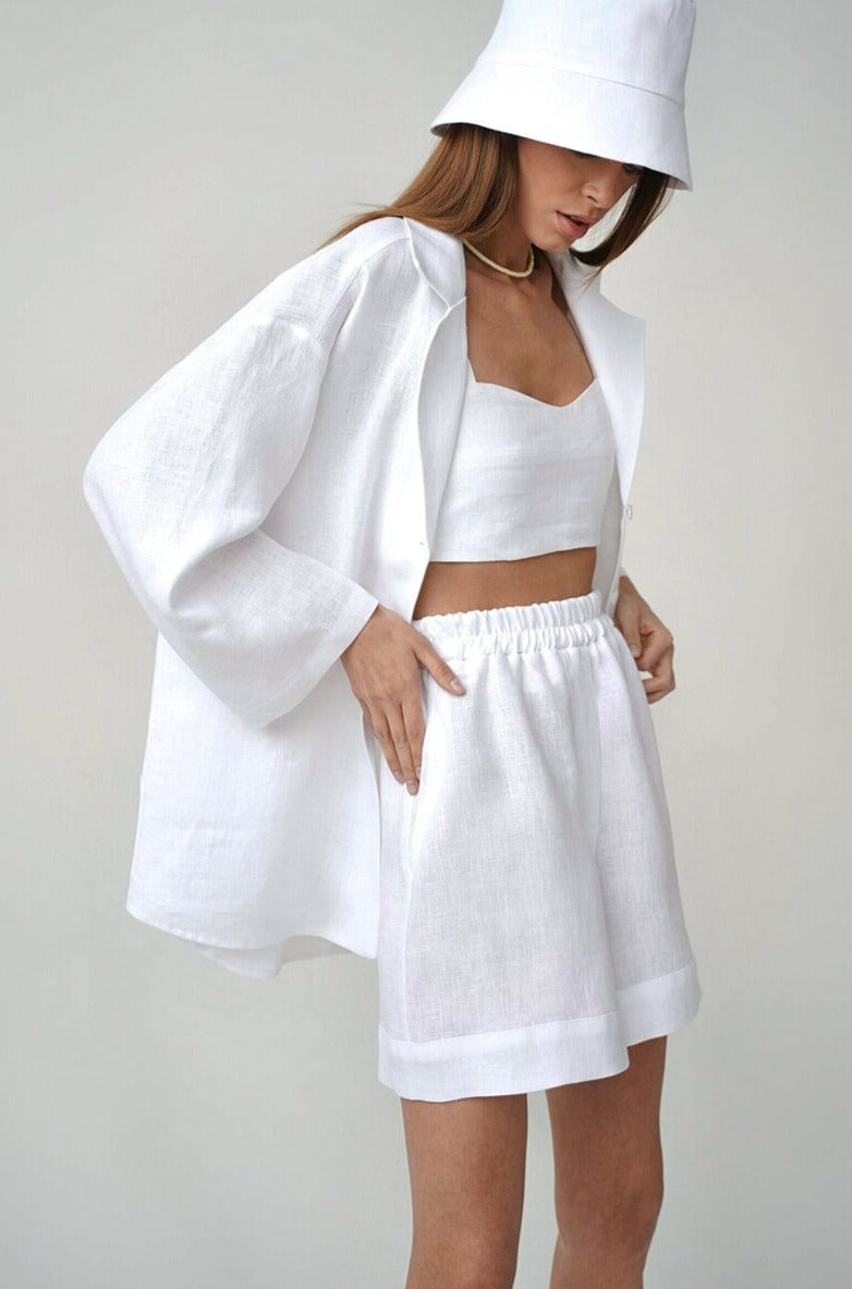 סט חולצה מכופרת ומכנסיים קצרים