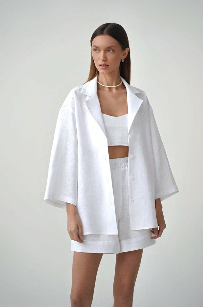 סט חולצה מכופרת ומכנסיים קצרים