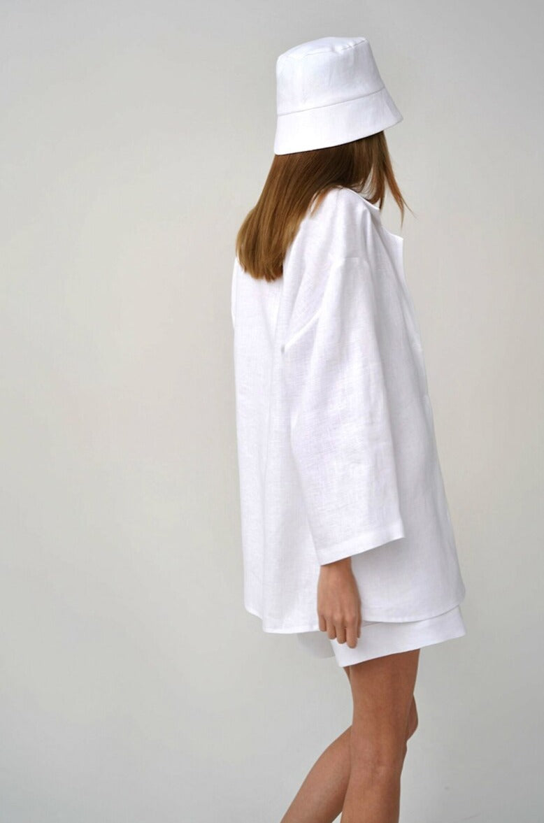 סט חולצה מכופרת ומכנסיים קצרים